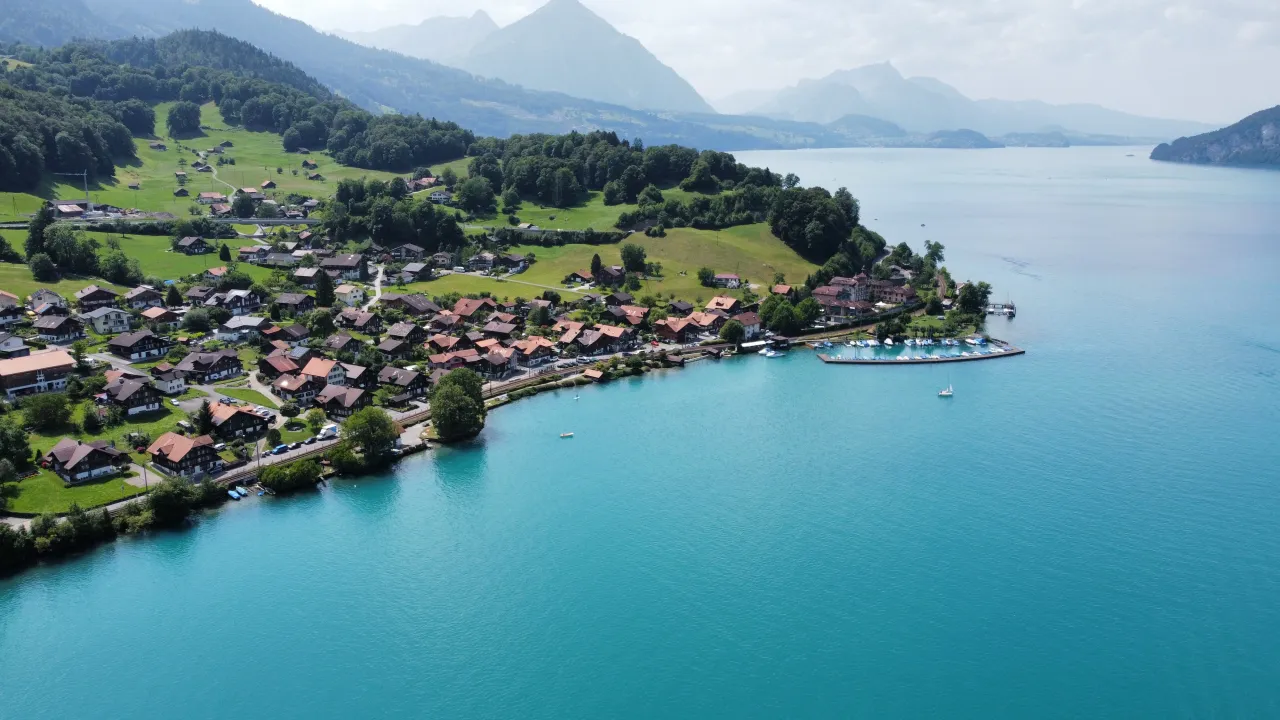 Luftaufnahme von Därligen am Thunersee